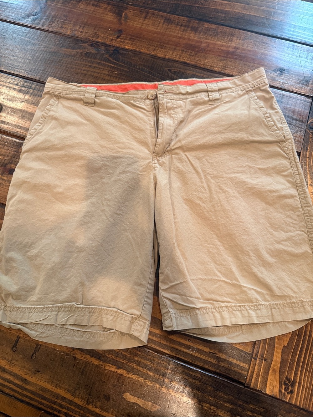 Columbia Men's Khaki Flat Front Shorts. 34” waist. 10” length. Great condition!